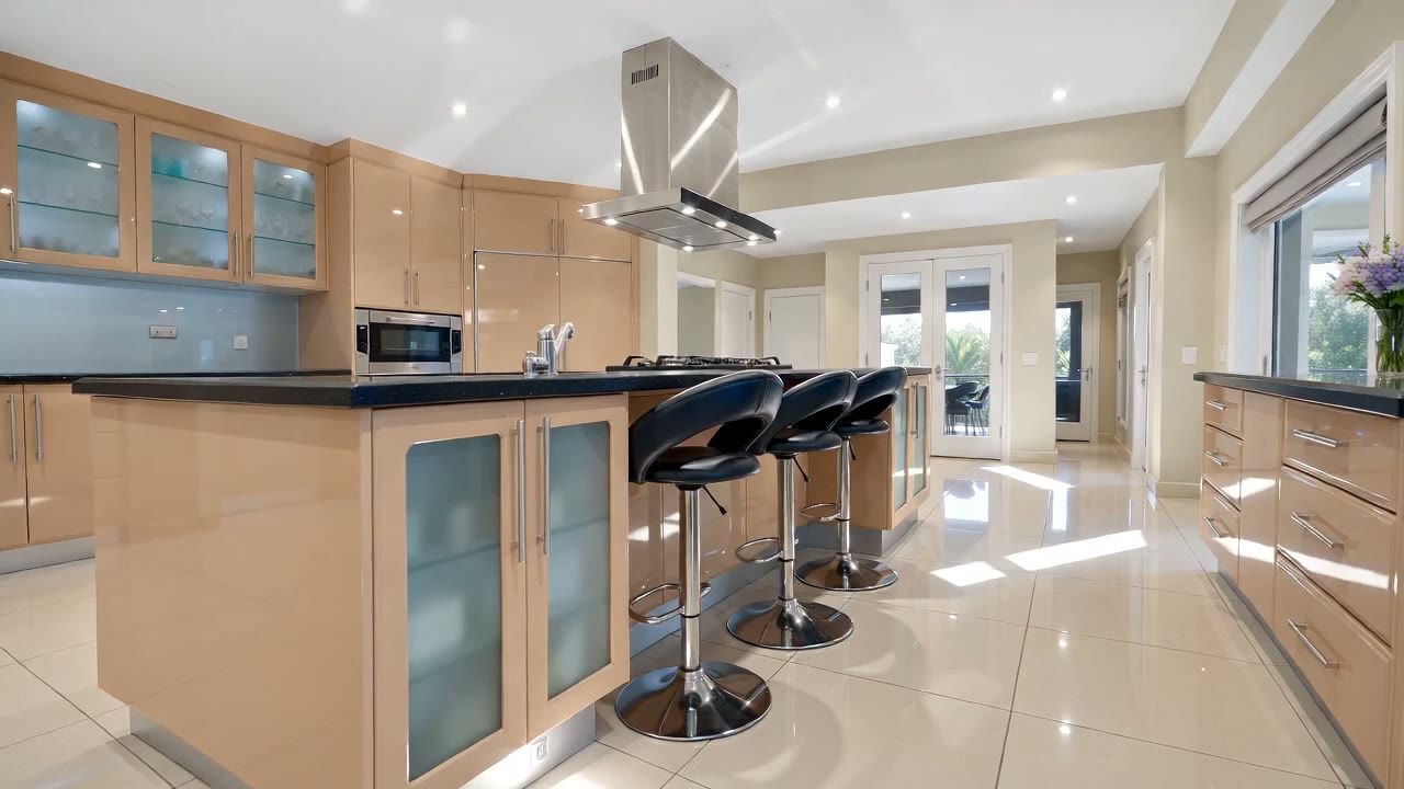 Kitchen: the moving shot made from the listing photograph